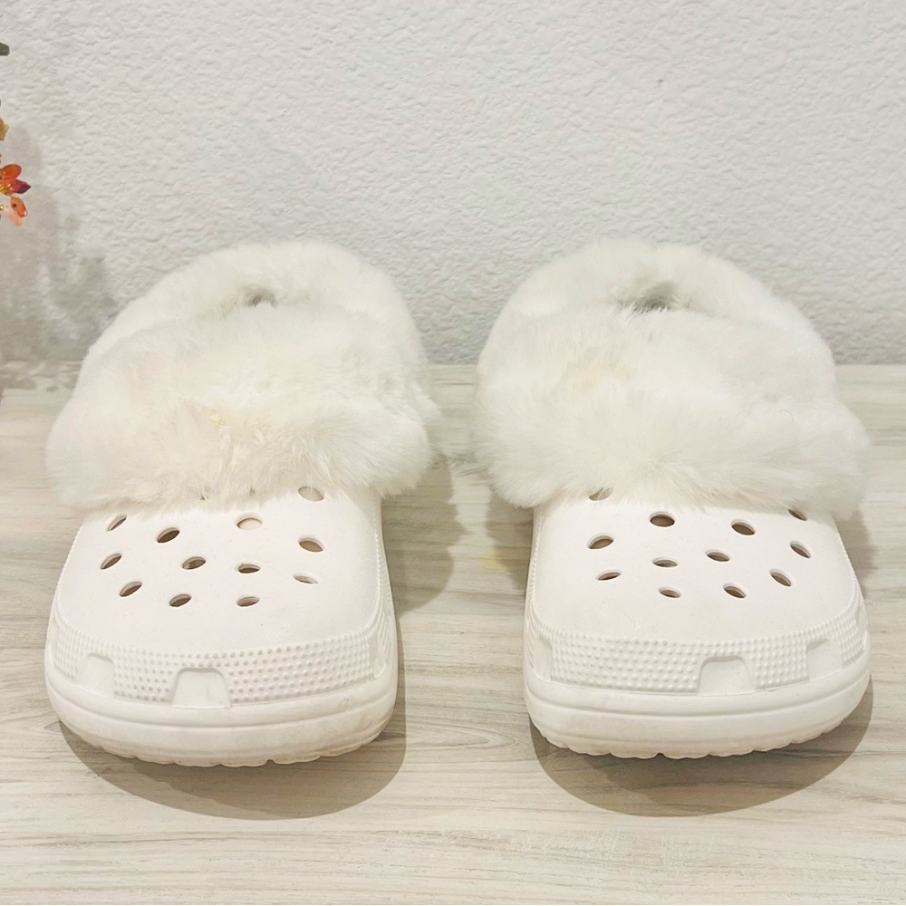 Crocs Classic Lined Clogs White Faux Fur Cozy Slippers | Women’s - Picture 2 of 6